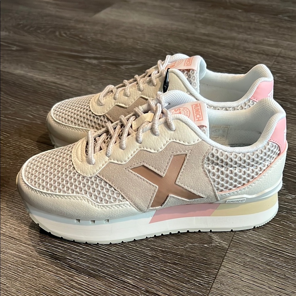Munich Women's Pink and White platform Sneakers
